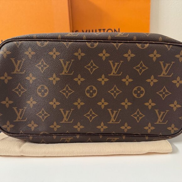 Louis Vuitton Neverfull MM Monogram Tote - Excellent Condition! - Picture 3 of 9